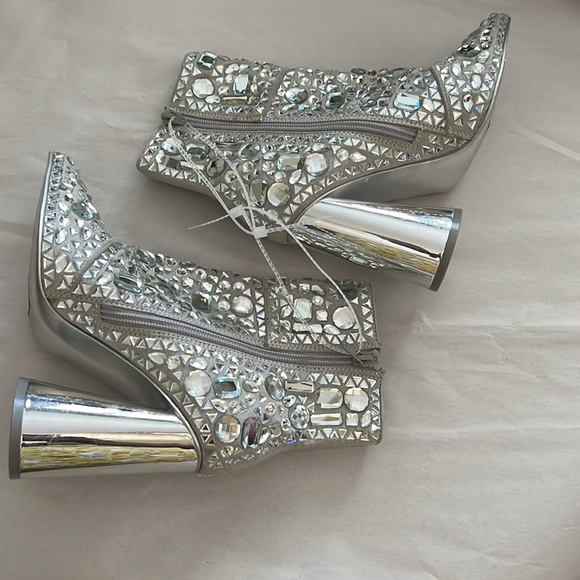 Steve Madden
Vayle Rhinestone Embellished Pointed Toe Booties - Picture 7 of 16